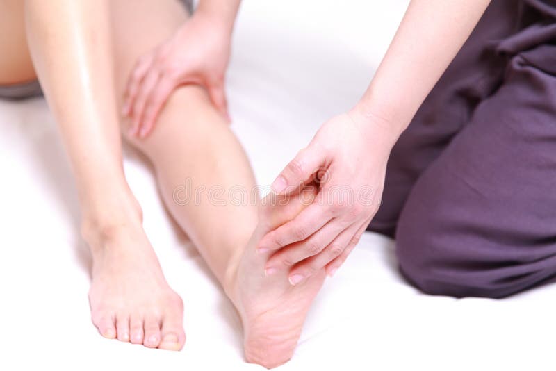 Γυναίκα που παίρνει ένα πόδι massage  στοκ εικόνες Γυναίκα που παίρνει ένα πόδι massage  στοκ εικόνες